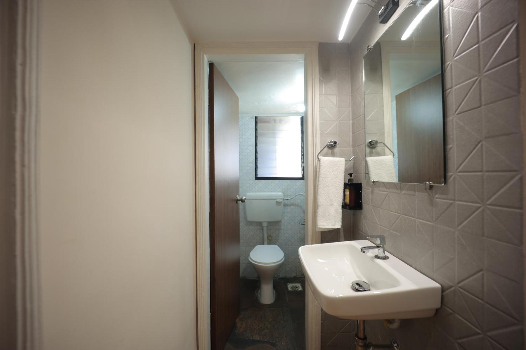 The Byke Studio Pure Veg Apartment, ターネー エクステリア 写真
